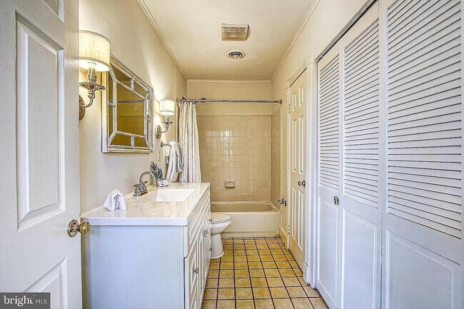 Building Photo - 400 E Cross St