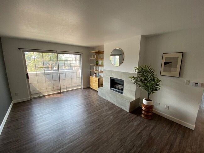 Building Photo - 12036 Culver Boulevard, Unit 4