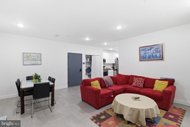 Building Photo - 925 N Broad St