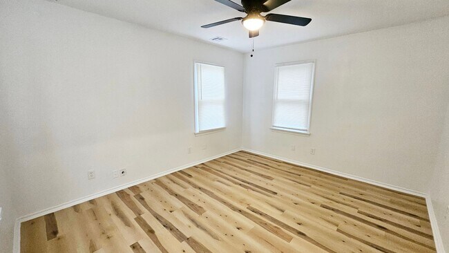 Building Photo - Remodel-Lots of Yard Space-3 Bed/2 Bath