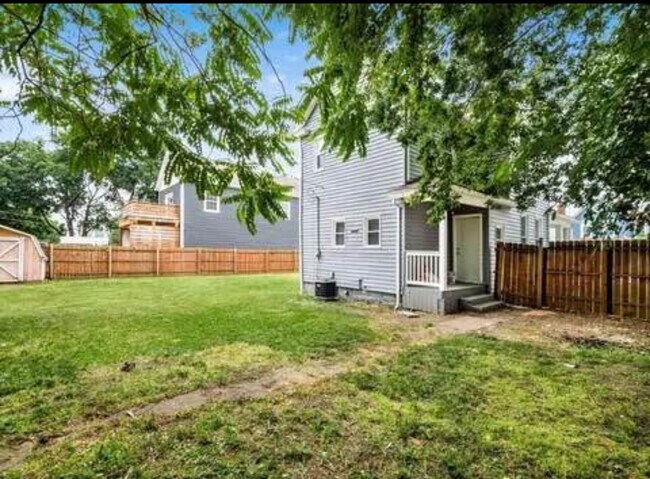 Building Photo - 200 S Cypress Ave