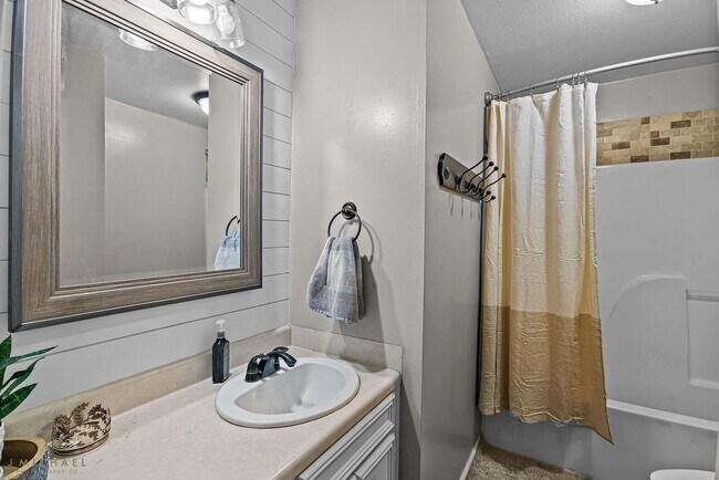 Building Photo - 5520 Knollcrest Dr