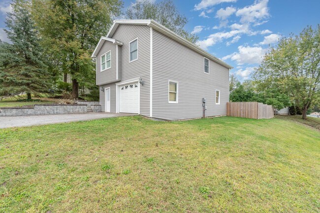 Building Photo - Spacious 3 bedroom Split level