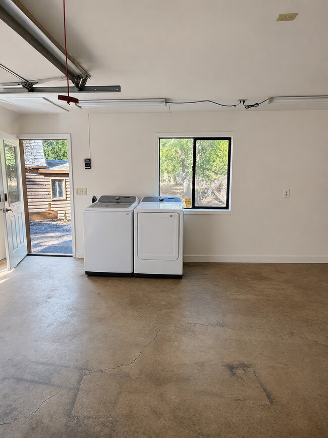Building Photo - 16520 Prospect Pl