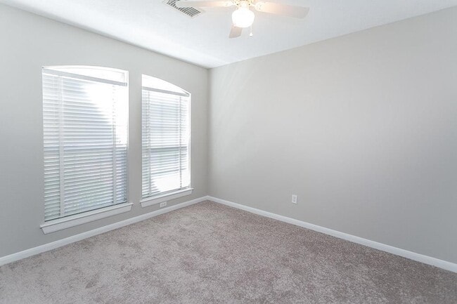 Building Photo - 6 Tranquil Glade Pl