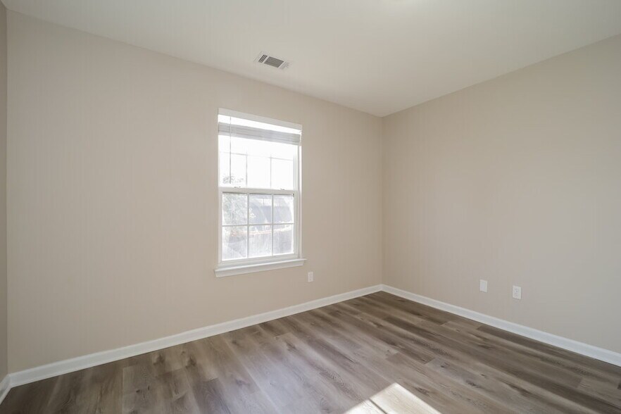 Building Photo - 7759 Parkside Dr
