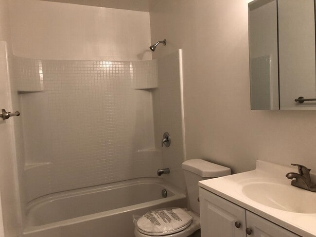 Building Photo - Spacious 2 Bedroom Apartment