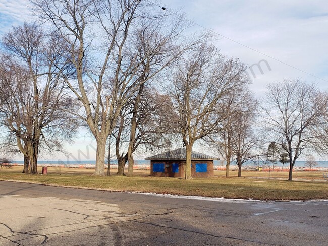 Building Photo - Near Lake Michigan!