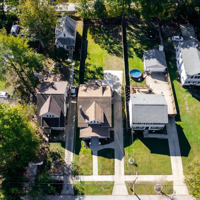 Building Photo - 18031 Larchwood Ave