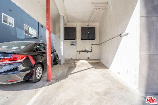 Building Photo - 5831 Carlton Way