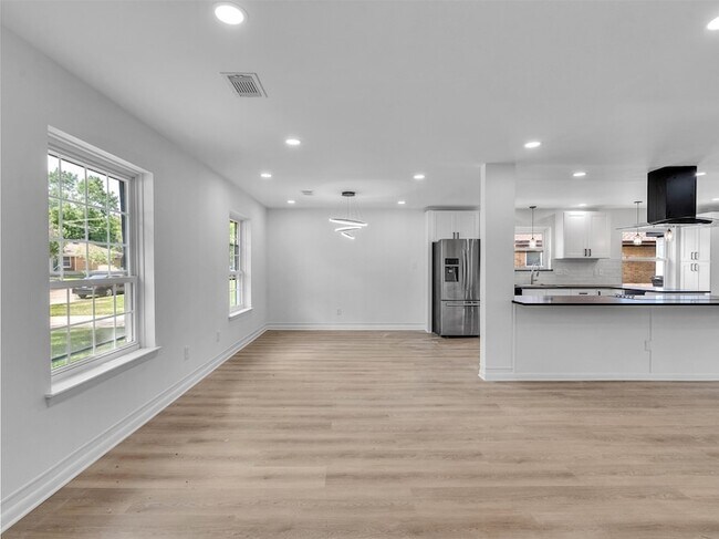 Building Photo - 16007 Diana Ln