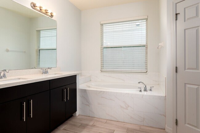 Building Photo - Swimming pool in Community here in this great 3 bdrm home!