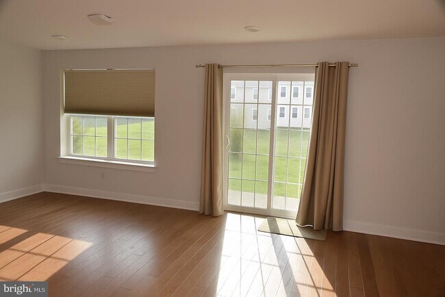 Building Photo - 214 Red Leaf Ln