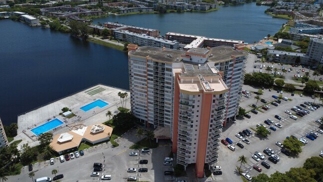 Building Photo - Spacious One Bedroom Two Bath Condo with Parking at Buckley Towers in North Miami Beach