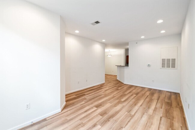 Building Photo - 1BR, 1Ba Condo in Walker Square