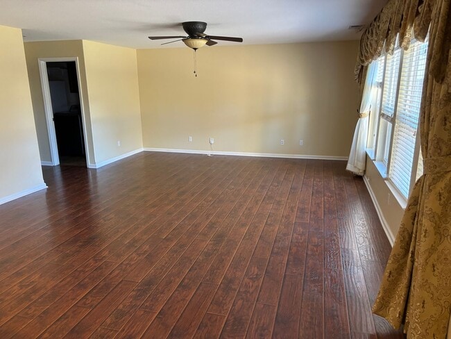 Building Photo - Wonderful 3 bedroom + Loft, 2.5 bathroom h...