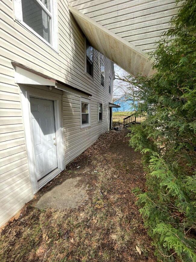 Building Photo - Spacious 3 Bedroom Apartment Near IUP – Ideal for Roommates