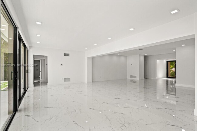 Building Photo - 112 E 1st Ct