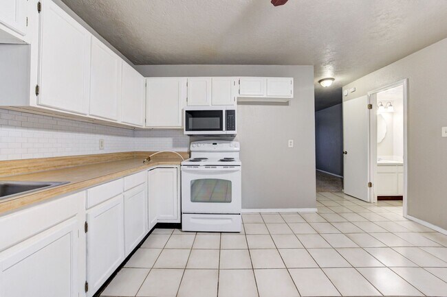 Building Photo - Cute Townhouse in the Heart of Norman, just minutes from OU!