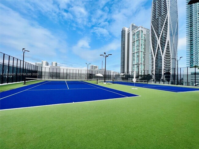 Building Photo - 851 NE 1st Ave