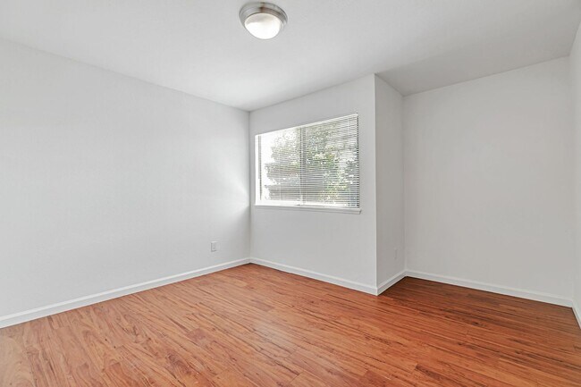 Building Photo - 2BR 1.5BA Condo For Rent – Prime Central F...