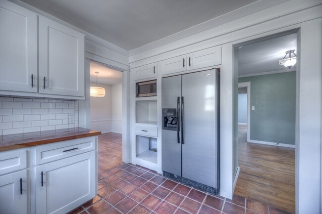 Building Photo - 1223 E 31st St