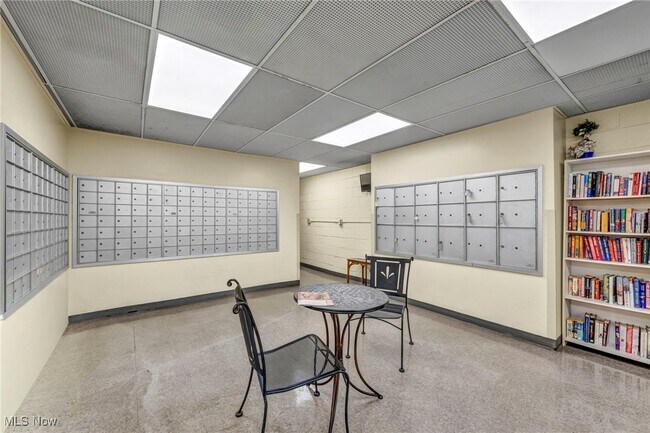 Building Photo - 11850 Edgewater Dr