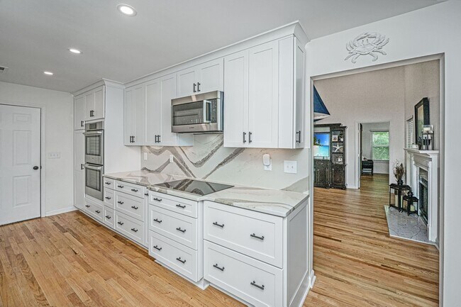 Building Photo - Gorgeous 4 BR/2BA Marshfront Home With Cre...