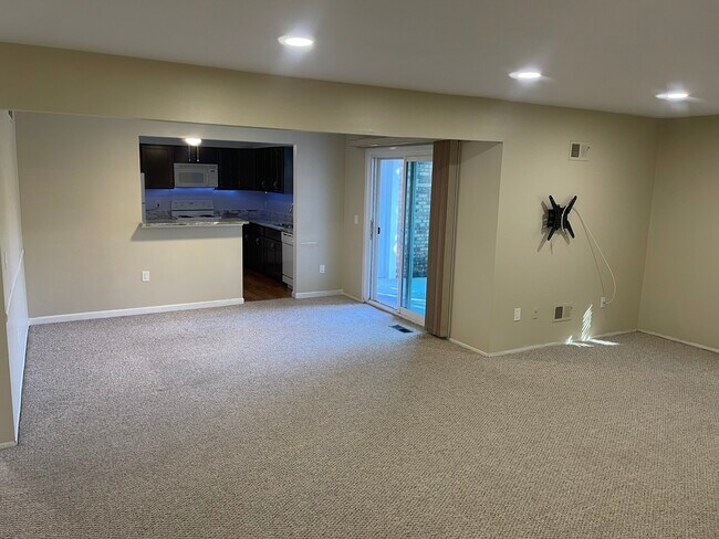 Building Photo - 30975 Pointe of Woods Dr