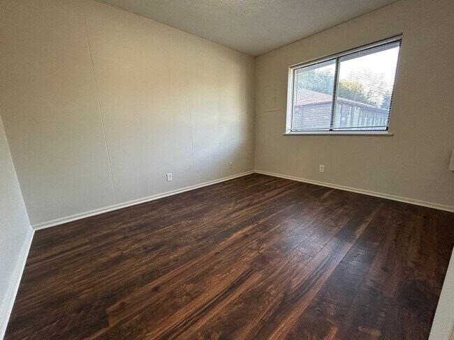 Building Photo - 1 Bedroom, 1 Bath Apartment at the Brookside Apartments!