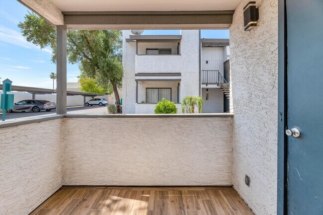 Building Photo - Ground-Floor 1-Bed Condo with Access to Co...