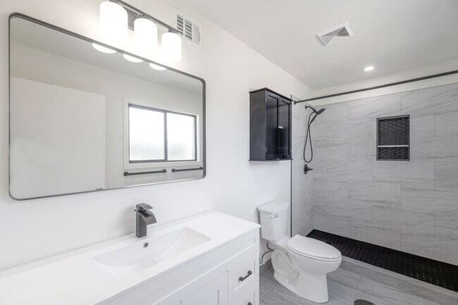 Building Photo - Amazing 6 Bed remodeled house at ASU