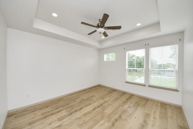 Building Photo - 2119 Esther Dr