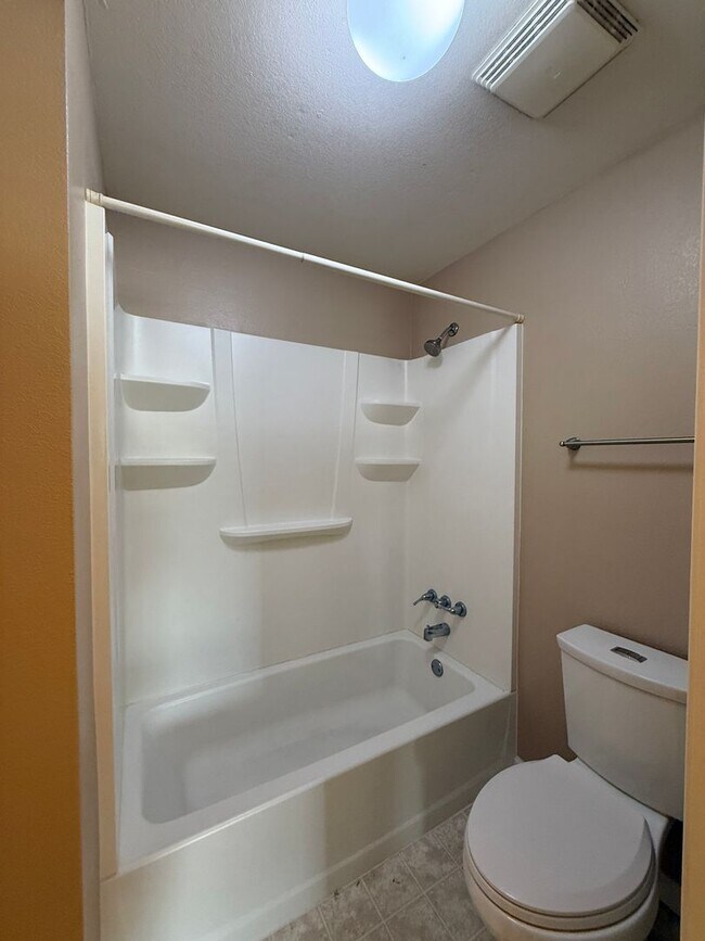 Building Photo - Adorable townhome in the desirable Woodside-Sparks community!