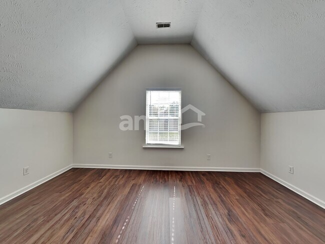 Building Photo - 2935 Greentree Dr