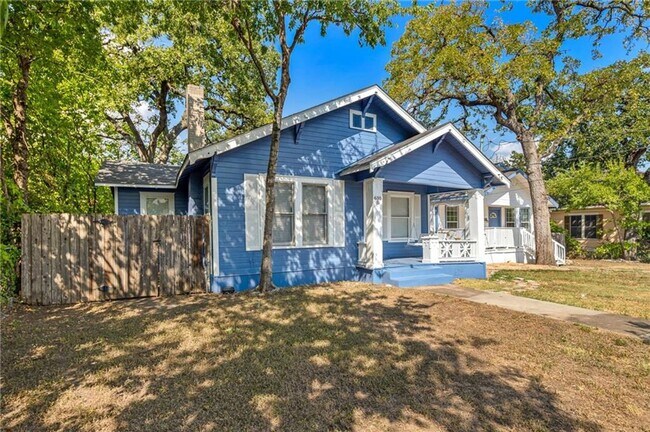 Building Photo - Upgraded and ready 5 bed 2 bath home next door to the 3 bed 2 bath home