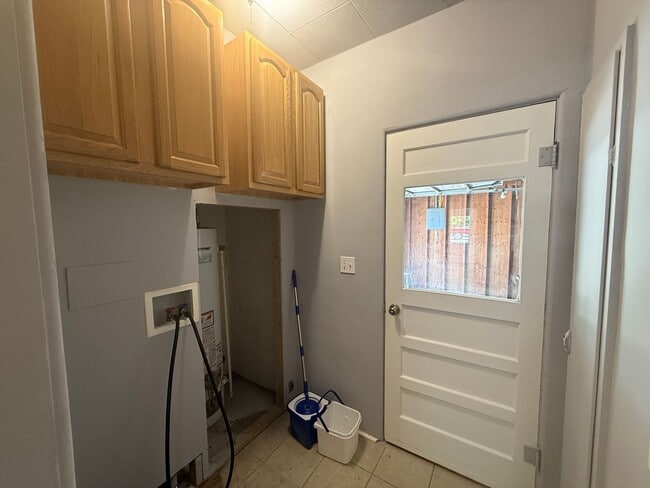 Building Photo - Two bedroom, One bathroom, Pet friendly ho...