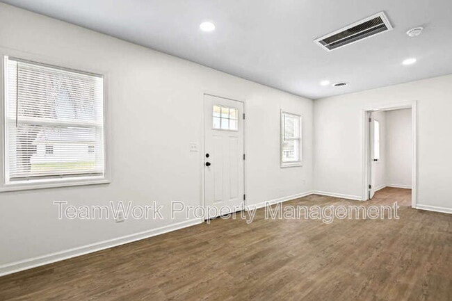 Building Photo - 3011 Terry Dr