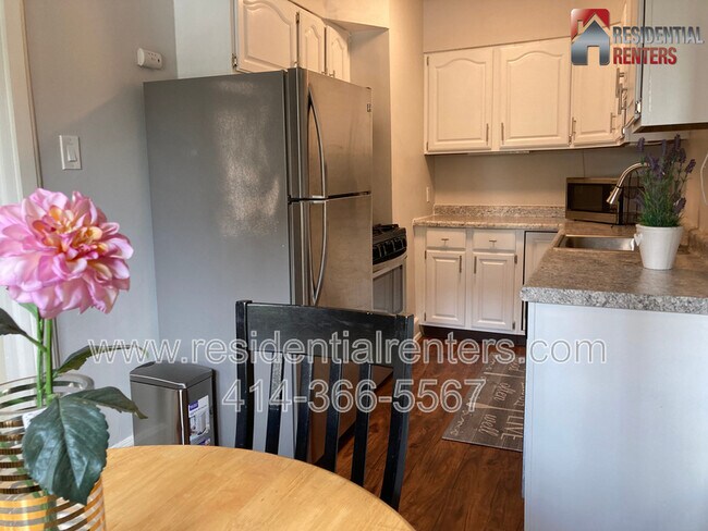 Building Photo - 1028 E Juneau Ave