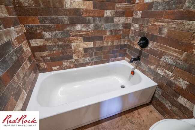 Building Photo - 4 Bedroom Luxury Home Near Sand Hollow