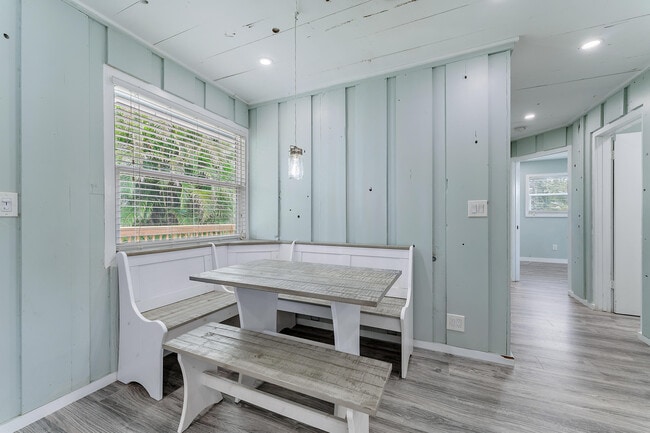 Building Photo - 856 SW Rustic Cir