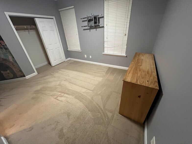 Second bedroom - 132 Zinnia Dr