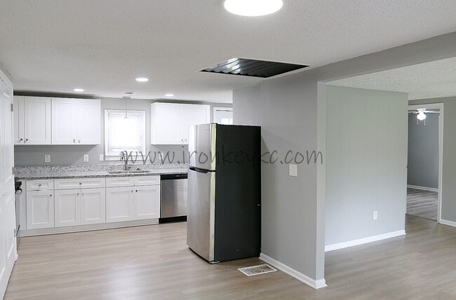 Building Photo - 5231 N Merrimac Ave