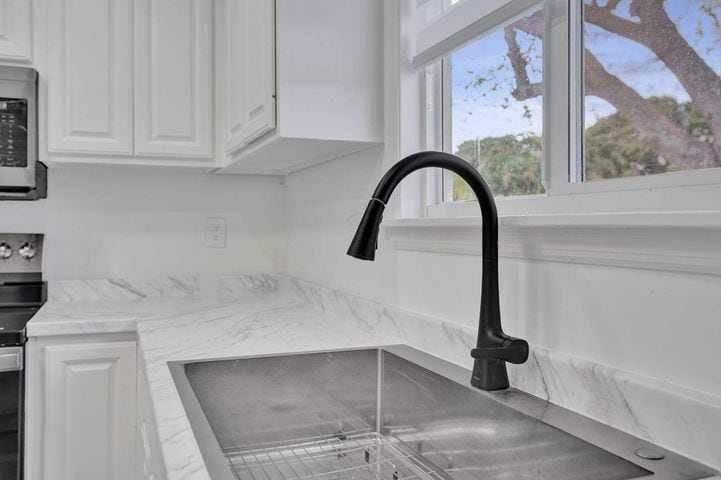 Building Photo - 229 SW 1st Ave