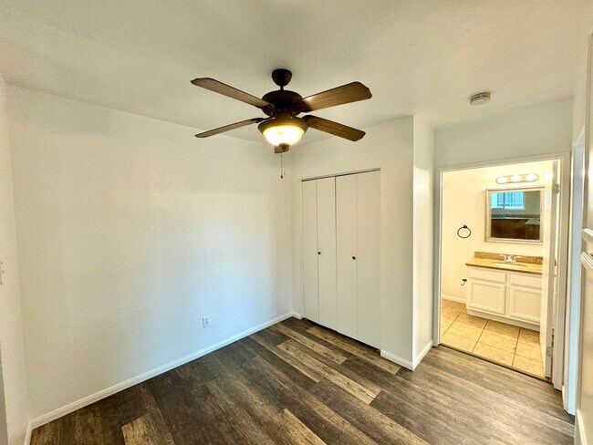 Building Photo - Great 1B/1BA Condo in Gated Community in E...