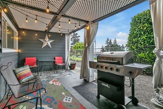 Building Photo - Rare Find: Flexible Living and Stunning Vi...