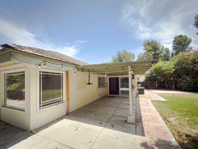 Building Photo - 3 Bedroom/2 Bathroom Private Home with Lar...