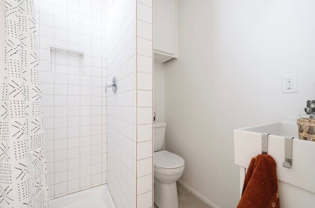 Building Photo - Fully furnished studio apartment in the No...