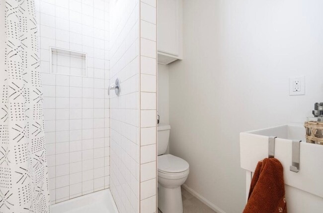 Building Photo - Fully furnished studio apartment in the North End! | 3-6 month leases available!!