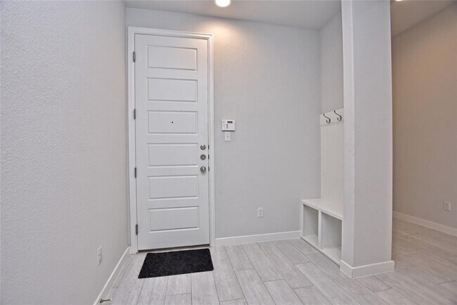 Building Photo - 909 Del Raphael Dr